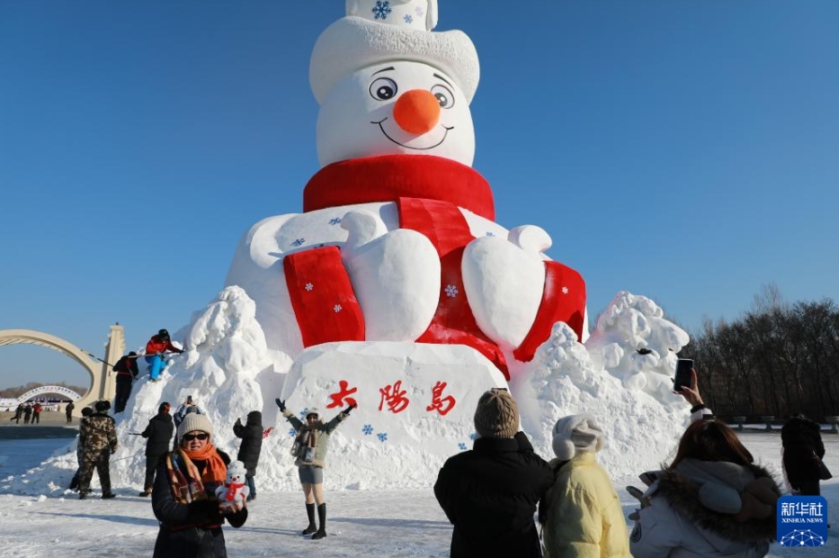 哈爾浜の太陽島雪博会に「ミスター雪だるま」が登場　黒竜江省