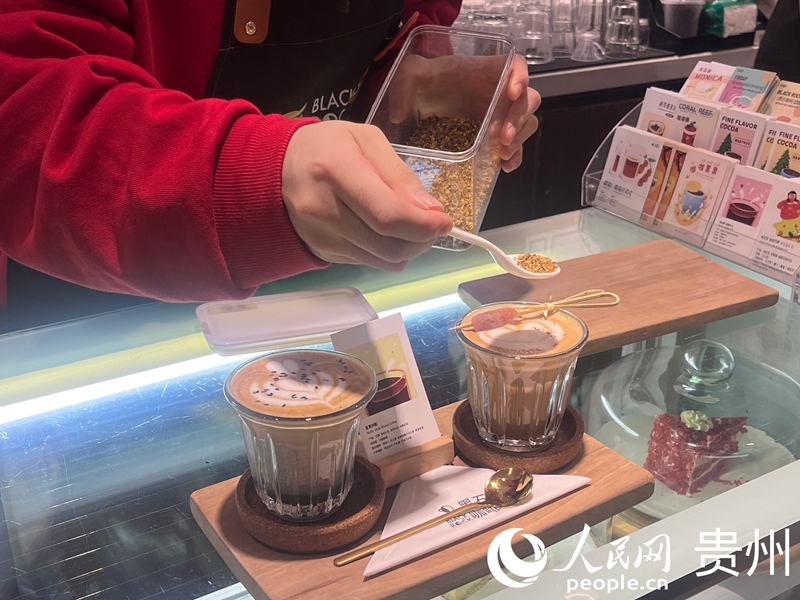 コーヒーを淹れる「黒石コーヒー」のバリスタ(撮影・陳潔泉)。