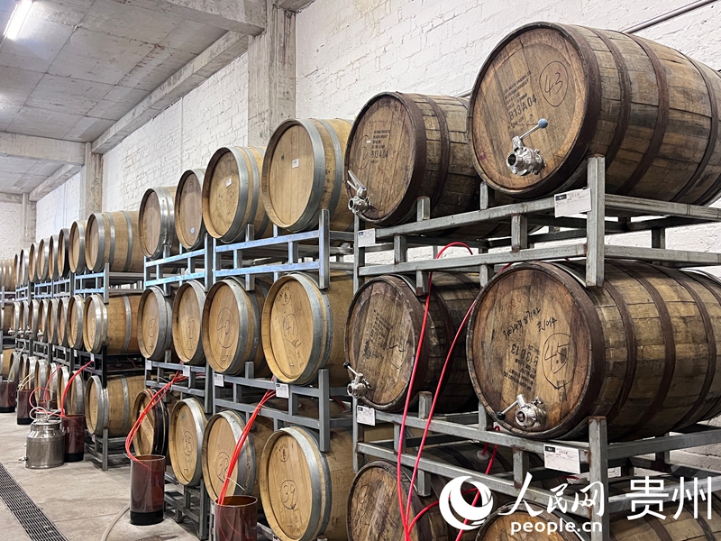 貴陽のクラフトビールブランド「TripSmith」の酒蔵に整然と並べられている木の樽(撮影・陳潔泉)。