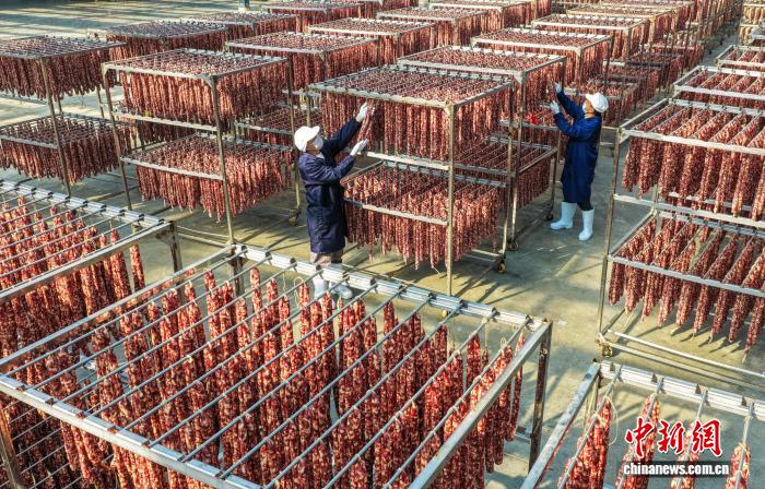 冬の日差しの中、燻製肉や腸詰めの天日干しシーズンスタート 安徽省南部