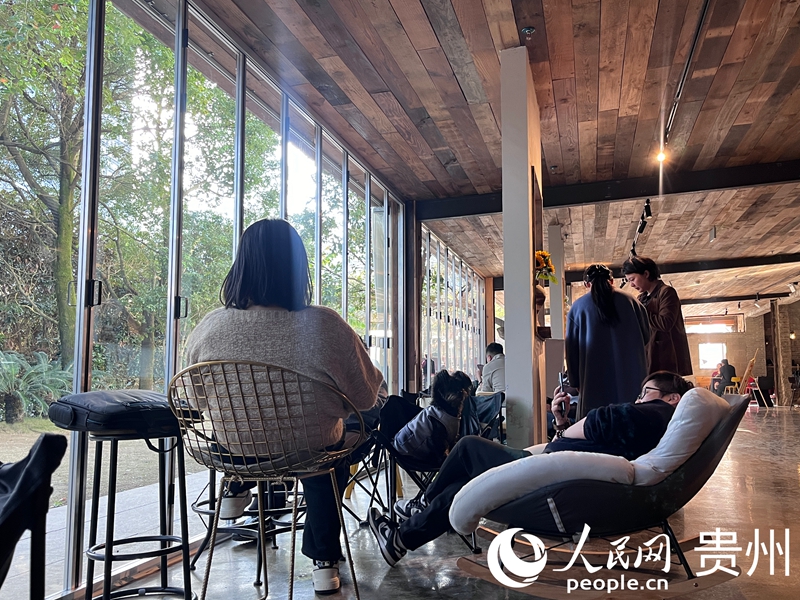 オシャレな雰囲気の店でゆっくりとくつろぐ市民や観光客(撮影・陳潔泉)。