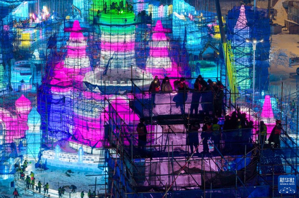 第27回哈爾浜氷雪大世界メインタワー「氷灯啓夢」の棟上げ完了　黒竜江省