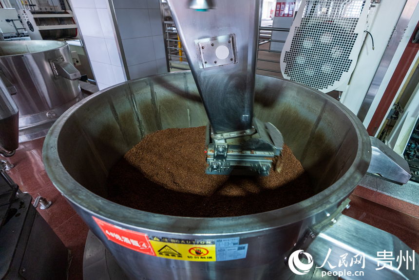 貴州国台数智酒業のスマート工場に導入されているスマート蒸留設備。（撮影・涂敏）