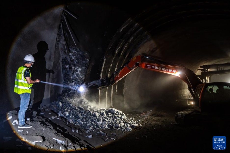 渝昆高速鉄道の最長トンネルが貫通　雲南省