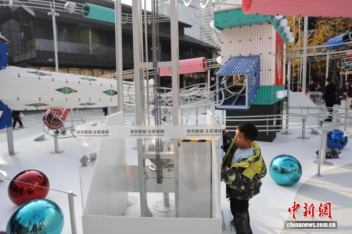 成都の5つの都市生活シーンを表現したインスタレーション　四川省成都