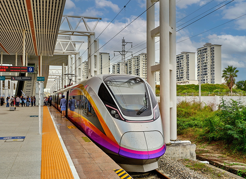テーマ列車に乗って特色ある三亜の絶景を楽しむ　海南省
