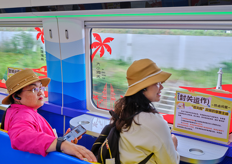 テーマ列車に乗って特色ある三亜の絶景を楽しむ　海南省