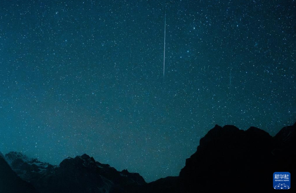 夜空に輝くふたご座流星群