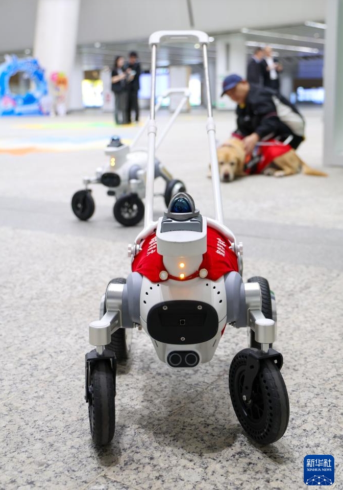 深セン地下鉄でスマート盲導犬のテスト運用スタート　広東省