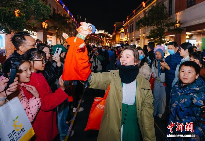 旧市街区で人形パレードのフラッシュモブ　福建省泉州