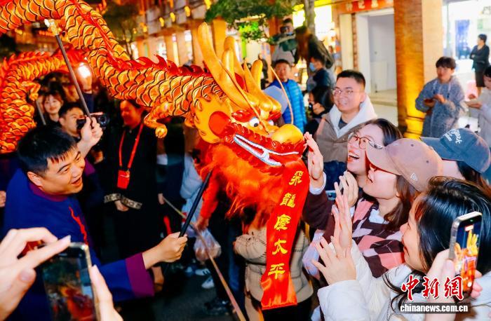 旧市街区で人形パレードのフラッシュモブ　福建省泉州