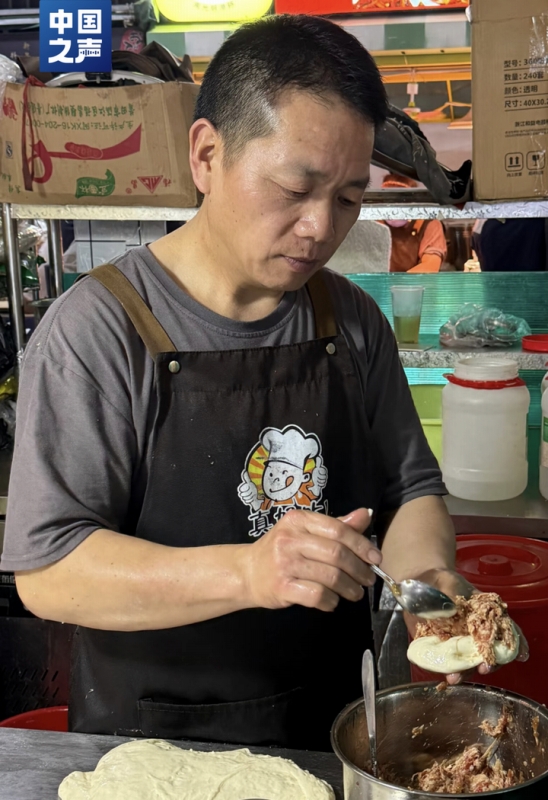 煎餅を売っているおじさん・張建武さん。