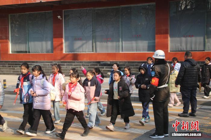 子どもの視点で横断歩道を最適化　河南省鄭州
