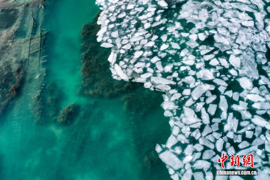 上空から撮影した青海湖の「氷推」の景観（ドローンによる撮影・薛蒂）。