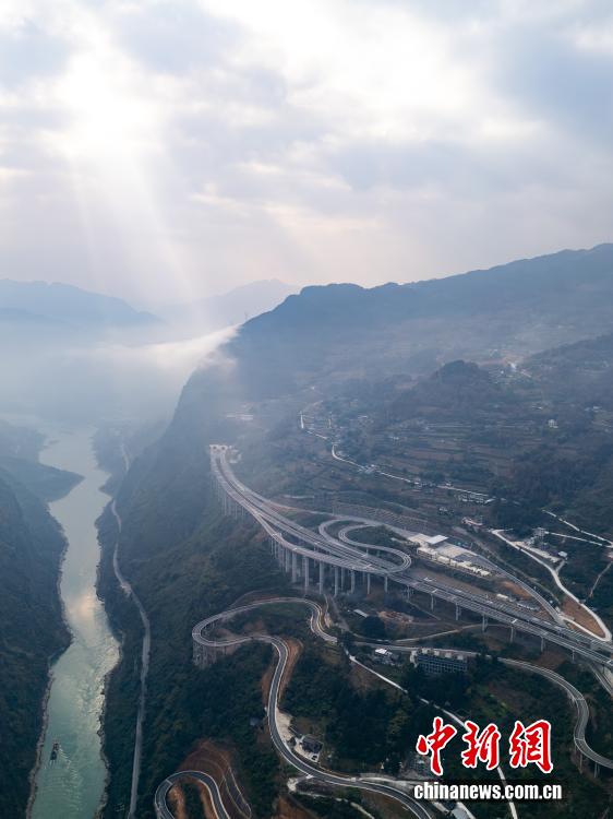 渝湘複線高速道路が全線開通