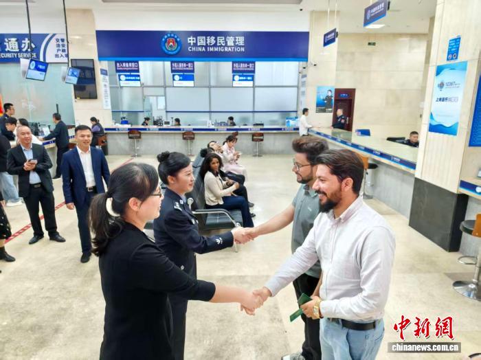 12月18日、海南島全島を関税ゼロにする「封関運営」開始後、海南洋浦経済開発区において、第1陣となる「居留許可証」を受け取った外国人たち（撮影・王子謙）。