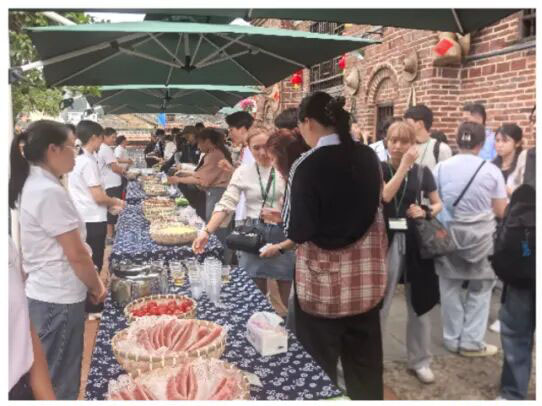 湖南省彬州市の農村振興モデル村である「臘園古村」を見学する日本の大学生代表団。
