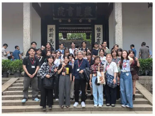 湖南省長沙市の岳麓書院を見学する日本の大学生代表団。