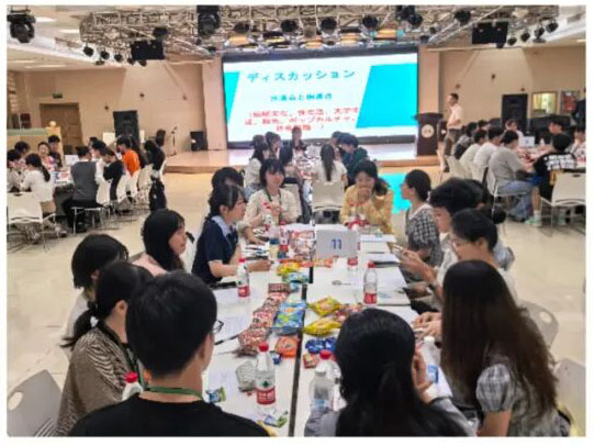 湖南大学の学生と交流する日本の大学生代表団。