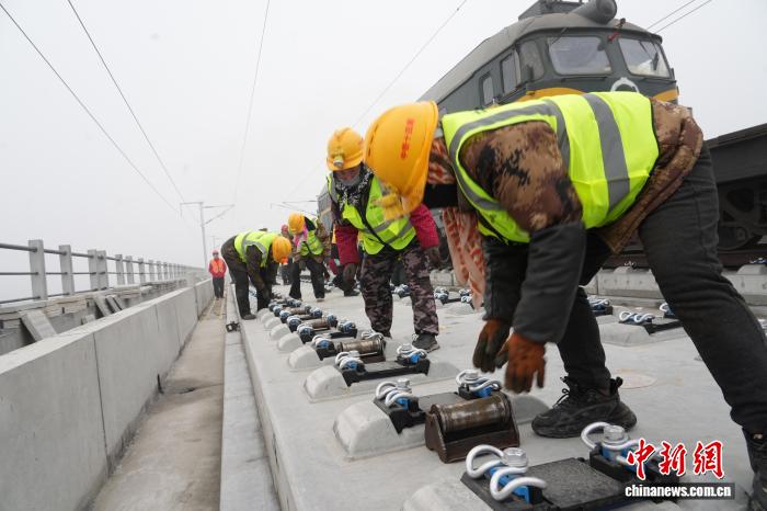 京港高速鉄道の雄商区間のレール敷設現場（撮影・石宇恒）。