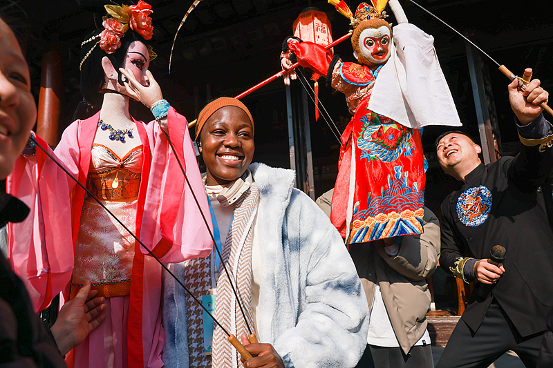 外国人留学生が無形文化遺産「木偶」を体験　江蘇省如皋