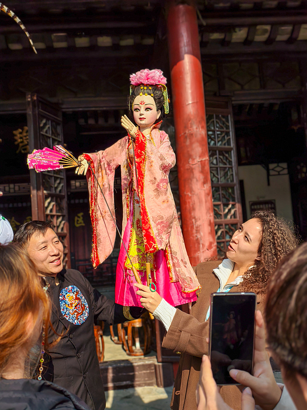 外国人留学生が無形文化遺産「木偶」を体験　江蘇省如皋