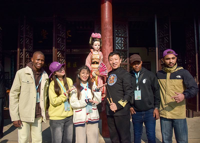 外国人留学生が無形文化遺産「木偶」を体験　江蘇省如皋