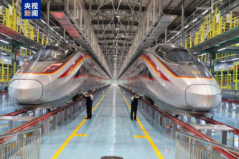 12月21日、広湛高速鉄道の全線開通に向け高速列車をチェックする鉄道車両整備士。