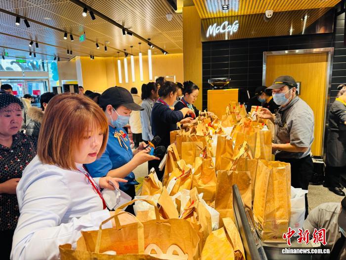 12月21日、大勢の客で賑わうマクドナルドの店内（撮影・孫睿）。