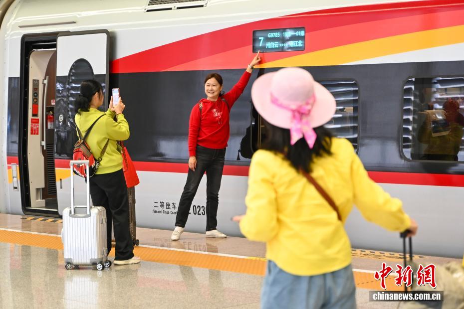 広東省の広州と湛江を結ぶ高速鉄道が22日に開通