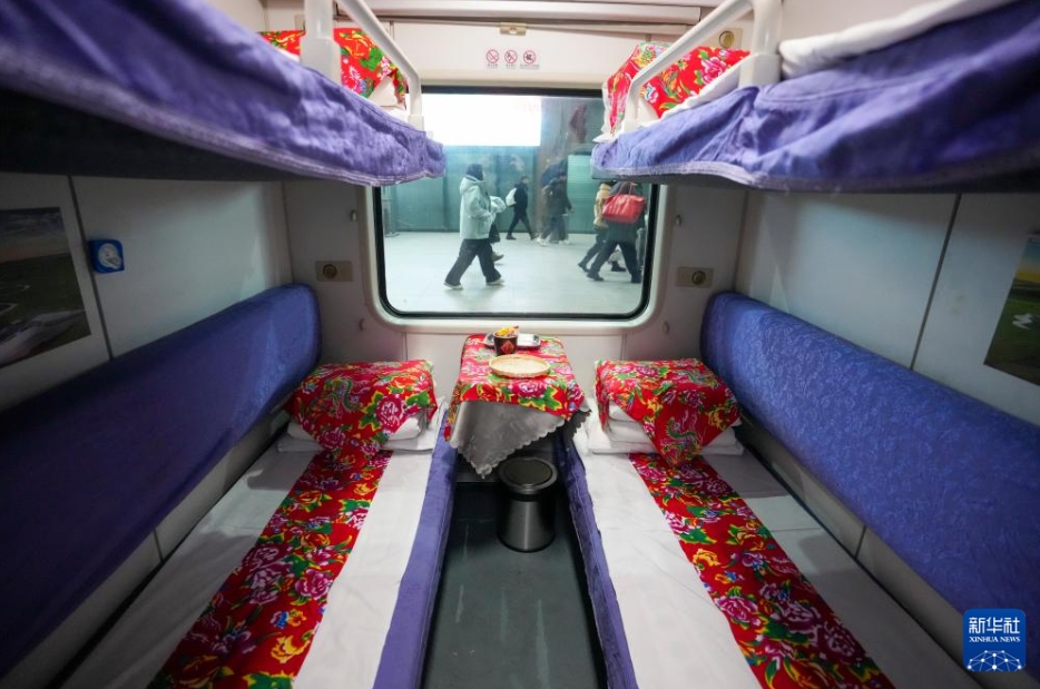 列車K7041号の東北エリアのテイストをテーマにした寝台列車（12月22日撮影・王松）。