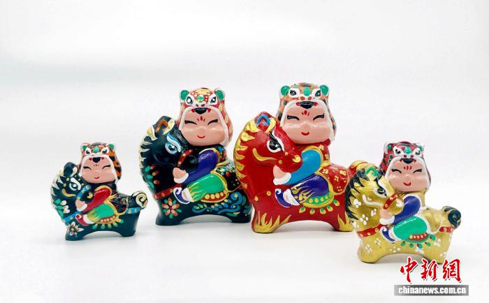 民俗芸術家が「新春の縁起物」を制作　陝西省西安