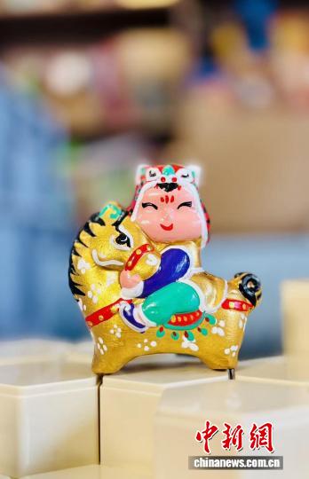 民俗芸術家が「新春の縁起物」を制作　陝西省西安