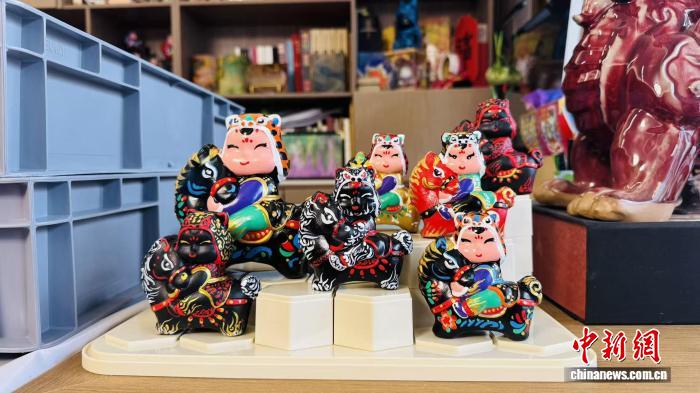 民俗芸術家が「新春の縁起物」を制作　陝西省西安