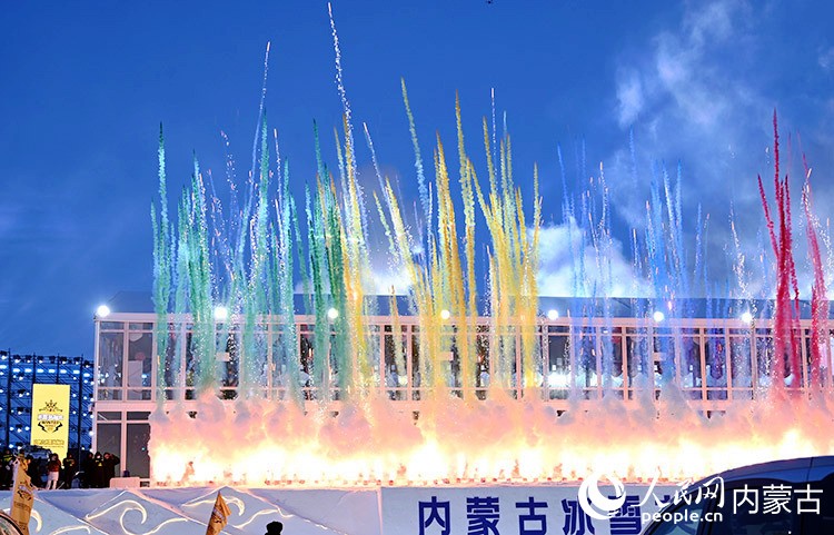 美しい花火ショー（撮影・劉迎雪）。