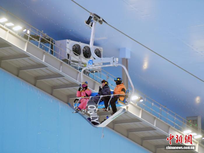 垂直落差がアジアで最大の屋内スキー場が開業　吉林省長春