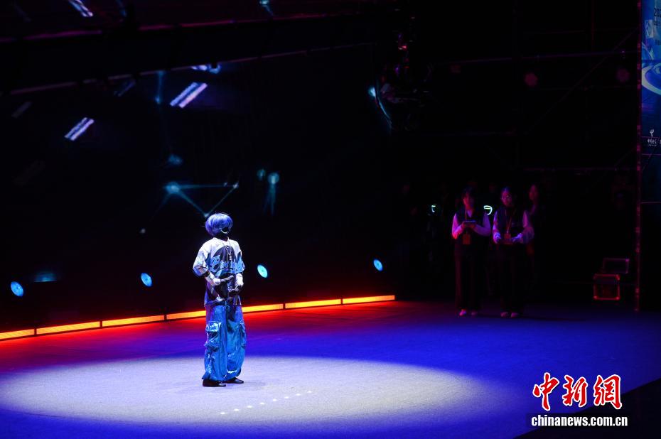 ステージでストリートダンスを披露するロボット(撮影・兪靖)