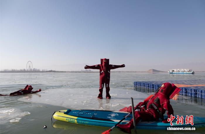 冬の新アクティビティ「氷上浮遊」が人気　寧夏銀川