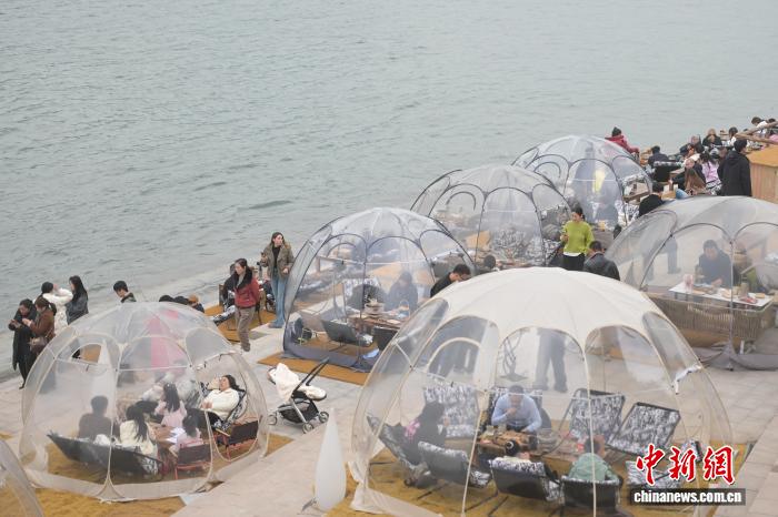 長江の河畔で「七輪を囲んでお茶」、冬のひととき満喫　重慶