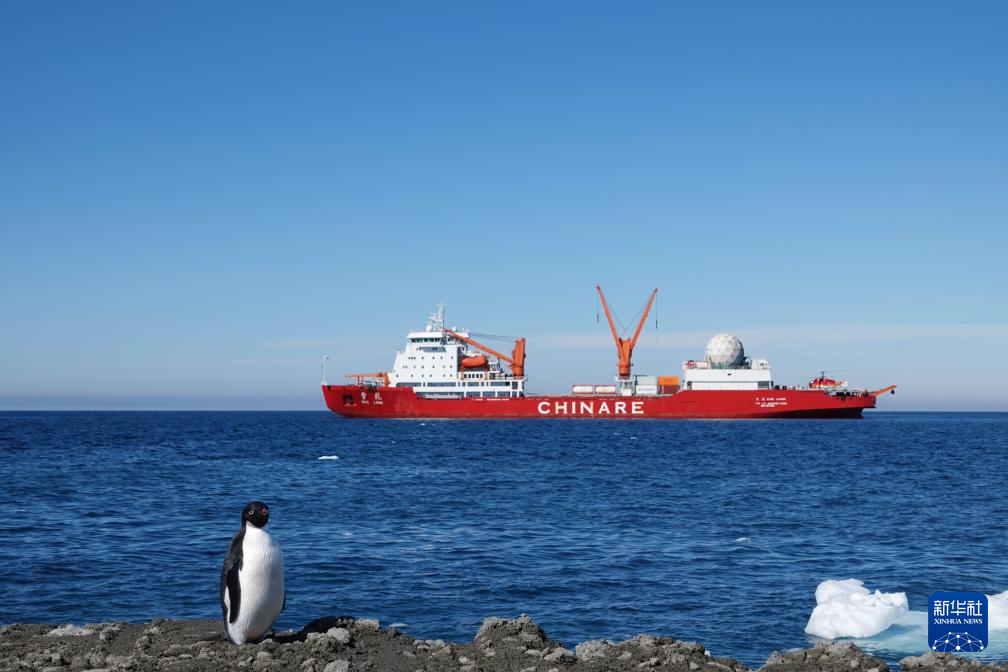 第42次南極観測「雪竜」号が秦嶺基地に到着、荷下ろし作業を開始