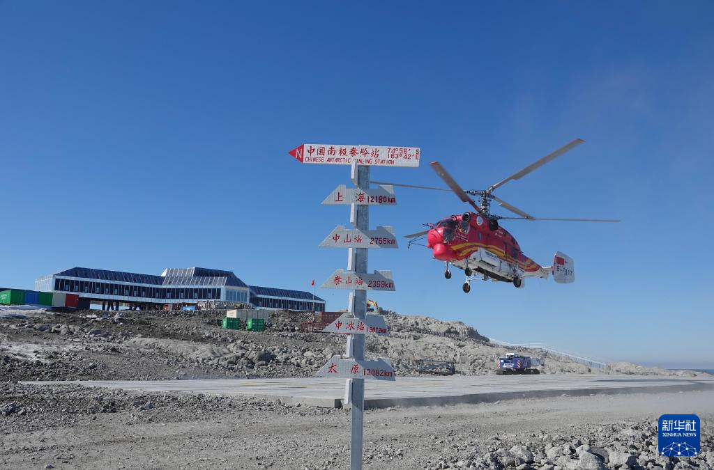 第42次南極観測「雪竜」号が秦嶺基地に到着、荷下ろし作業を開始