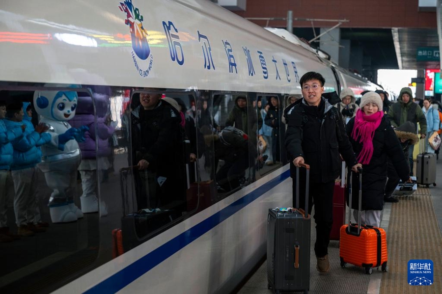 哈爾浜西駅で、「哈爾浜氷雪大世界」テーマ高速鉄道列車G1276 号に乗車する旅客（1月4日撮影・張涛）。