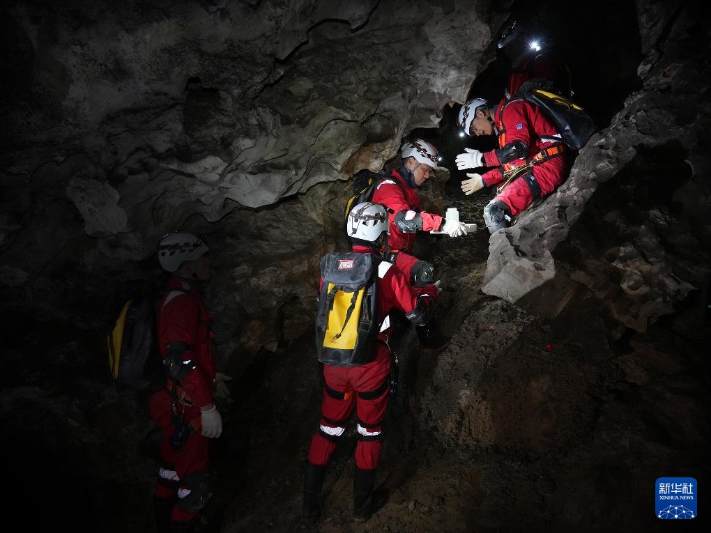 2025年12月、洞窟内で物品受け渡しの共同訓練を実施する宇宙飛行士。