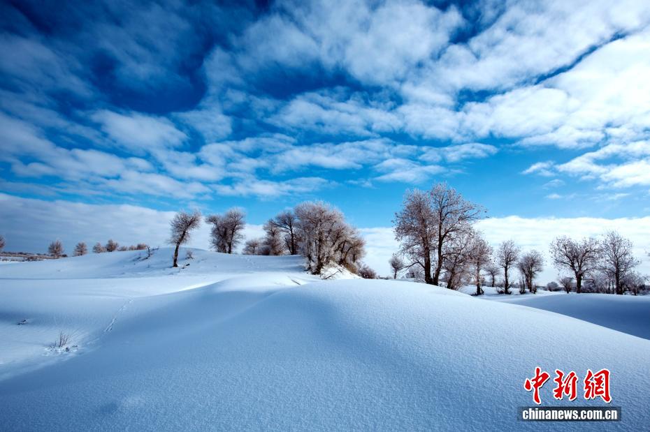 降雪後の雄大な絶景が広がる塔克拉瑪干沙漠　新疆