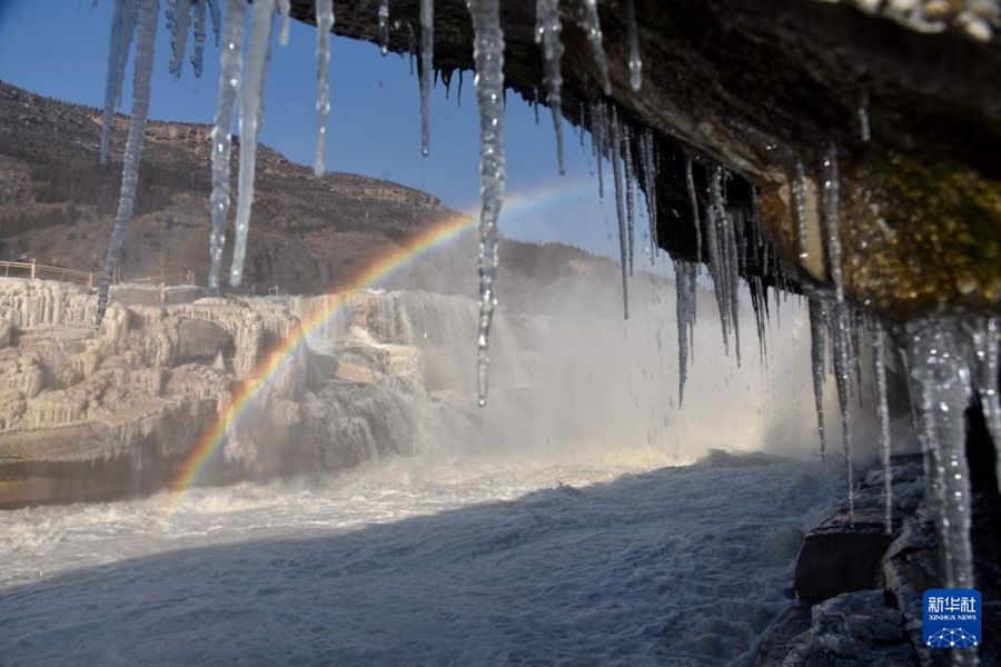 氷柱と虹が織りなす黄河壺口瀑布の冬の絶景