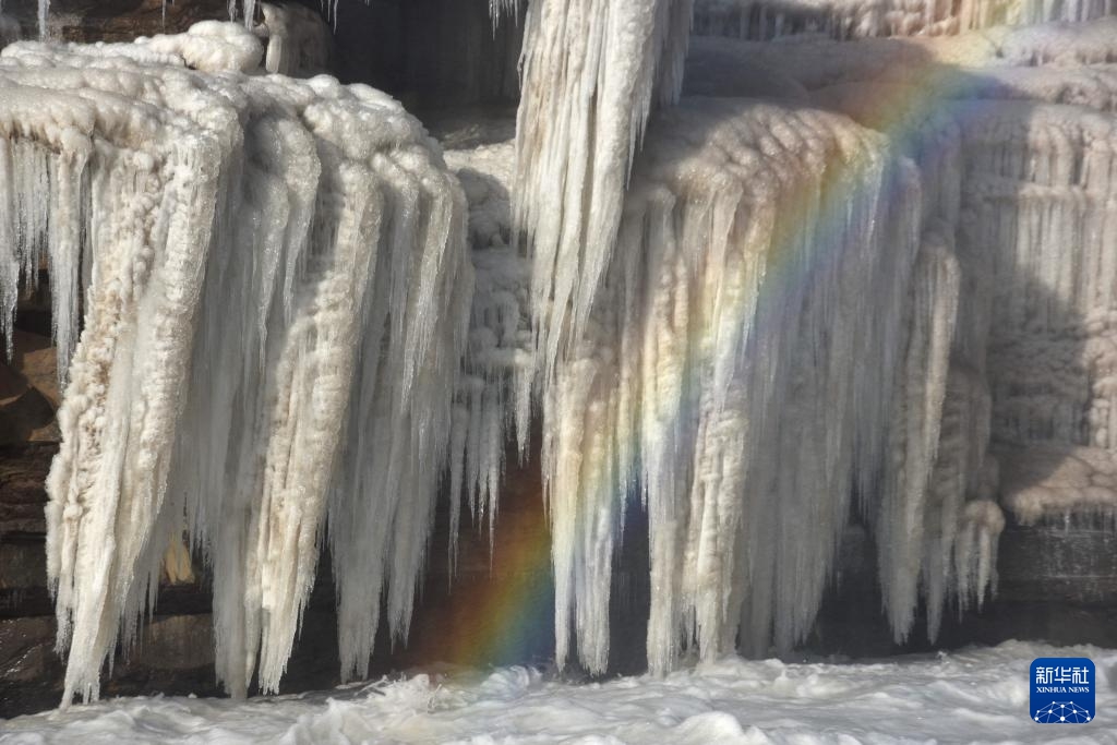 氷柱と虹が織りなす黄河壺口瀑布の冬の絶景