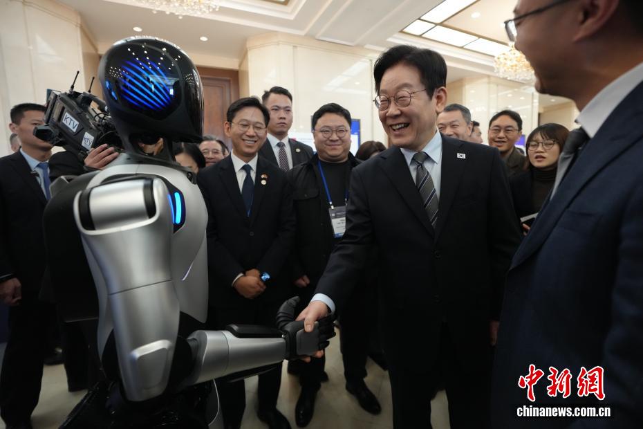 韓国の李在明大統領が中国の人型ロボットと握手