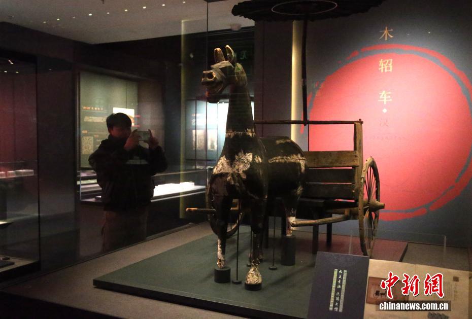 青海省博物館で馬がモチーフの文化財が人気に