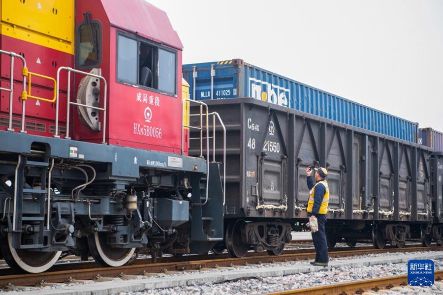 2026年度1本目となる「重慶産」新エネ車積載の輸送列車が出発
