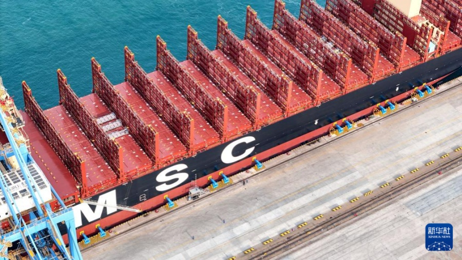 2026年1月1日、山東港口青島港で、「地中海サウジアラビア」号が真空式自動係留システムを用いて岸壁に接岸する様子（ドローン撮影）。